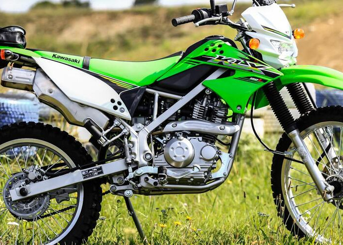 Membeli Motor Murah Kawasaki KLX 150 untuk Jalan-Jalan Sore di Pedesaan