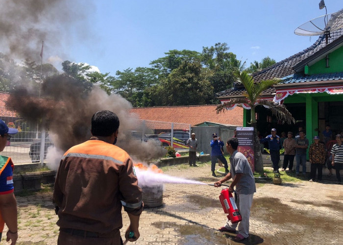 20 Warga di Karangsari Adipala Cilacap Dilatih Menjinakan Api 