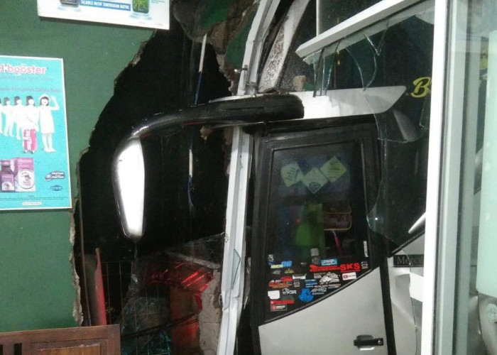 Kecelakaan Bus Tabrak 2 Mobil dan Apotik di Lesmana Cilongok, Pengendara Alami Luka-Luka