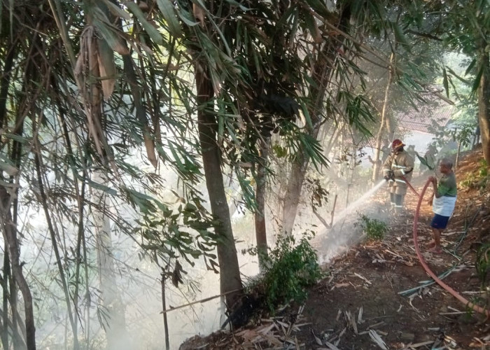 Akibat Bakar Sampah, Lahan Kosong di Desa Padangjaya, Cilacap Terbakar