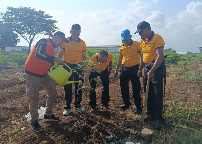 Polres Purbalingga Gandeng Driver Ojol Tanam Pohon, Green Policing Diklaim Berkelanjutan