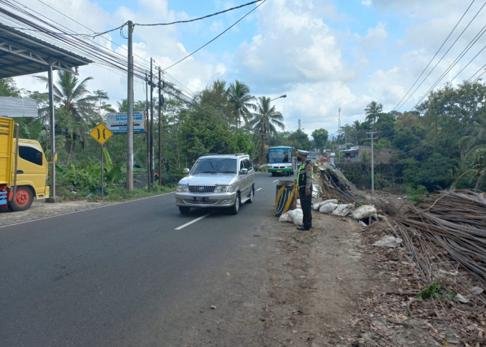 Labil dan Rentan Longsor, Kendaraan Berat Dilarang Melewati Jembatan Kalingga Desa Bojongsari 