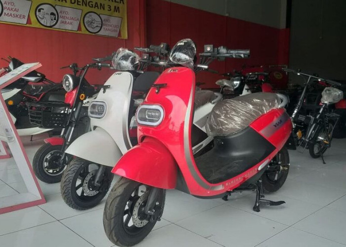 Aktris Tya Ariestya Terpikat dengan Motor Listrik Viar Q1L 