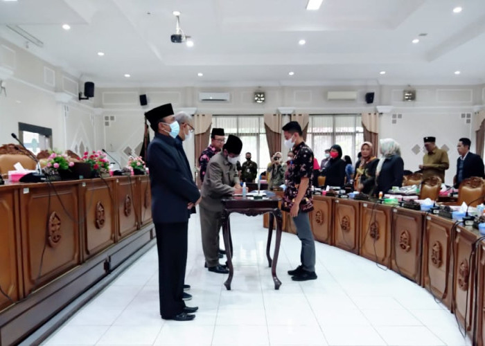 Teken Raperda Perubahan APBD 2022, Ketua DPRD: PAD dari Pajak dan Retribusi serta Pariwisata Jangan Meleset