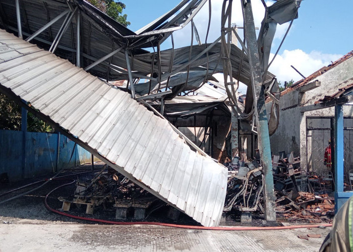 85 Persen Bangunan Kantor Jasa Pariwisata dan Bengkel Bus di Banjarnegara Ludes Terbakar