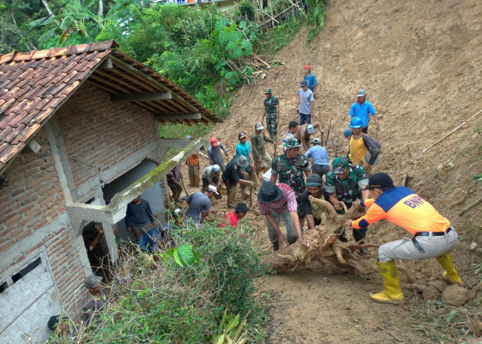 Bencana Tanah Longsor Menimpa Desa Sidamulya Karangpucung 