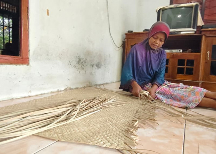 Mbah Wariem Tetap Menganyam di Usia 70 Tahun, Tikar Pandan Mawangi Terancam Tergerus Zaman