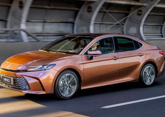 Mewah, Pintar, dan Irit! Toyota Camry Hybrid 2025 Hadir dengan Fitur Kelas Atas
