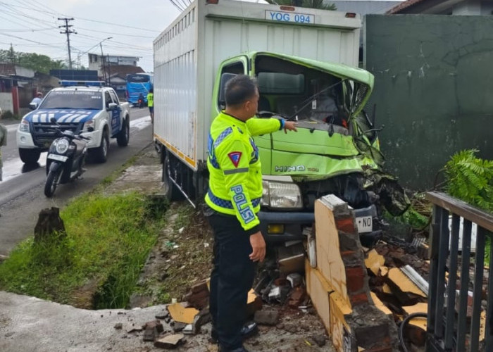 Tabrak Tembok Rumah, Pengemudi Kepergok Buang Obat ke Kolong Truk