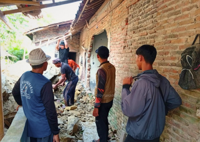 Longsor Rusak Rumah Warga Sruweng 