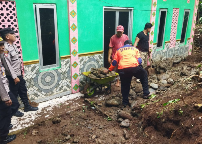 Pondasi Talud Longsor Timpa Rumah di Pengadegan