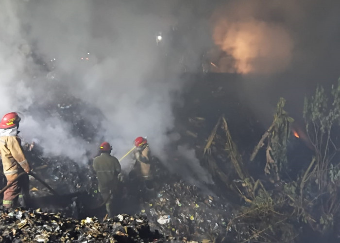 Sampah Picu Kebakaran di Komplek Makam Singapatra  Kebumen