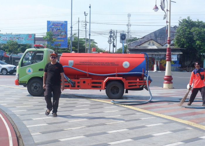 Dua Armada Dikerahkan Bersihkan Alun-alun