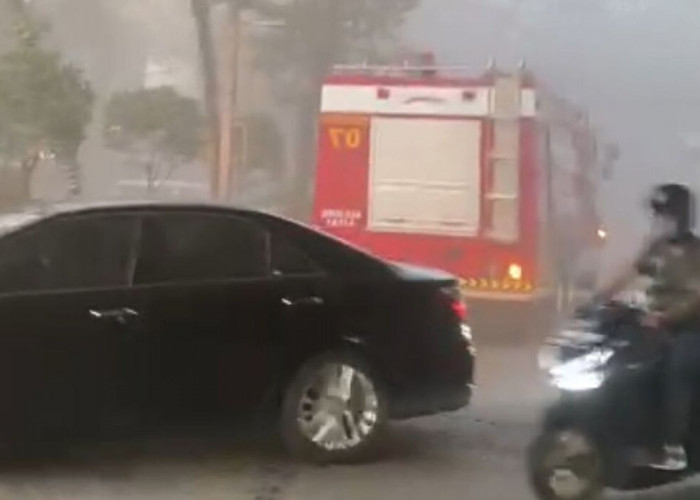 20 Unit Mobil Damkar Dikerahkan untuk Mengatasi Kebakaran Blok M Square