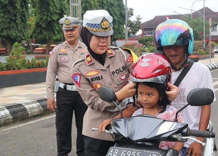 Pelanggaran Tak Pakai Helm Mendominasi, Satlantas Polres Purbalingga Bagi-bagi Helm Gratis