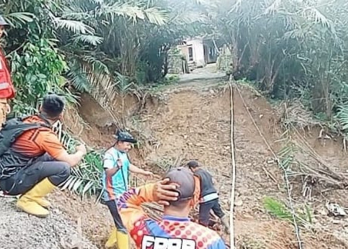 Tanah Gerak Ancam Permukiman, Jalan Penghubung Desa di Pagentan Putus Total