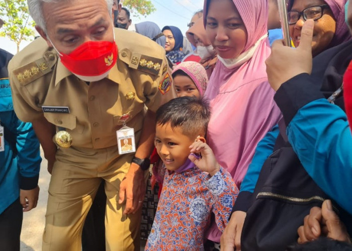 Dampingi Jokowi, Serunya Ganjar Ajak Anak-anak Nyanyi