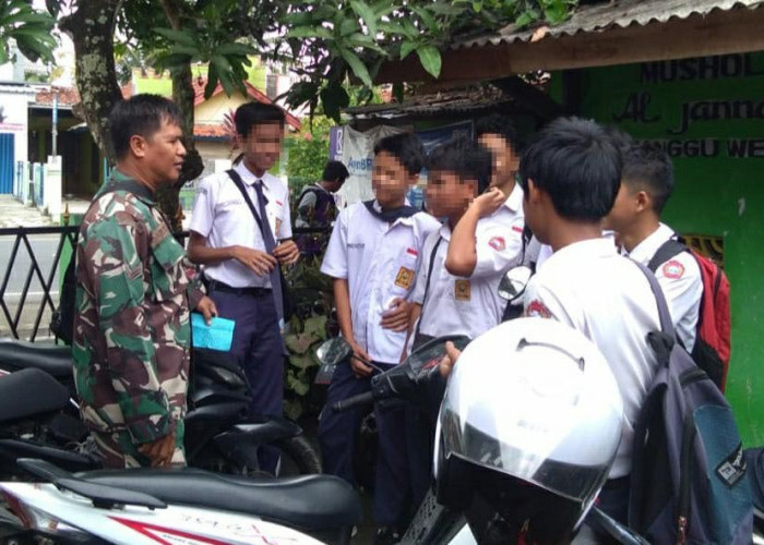 Kedapatan Nongkrong di Warung, Pelajar SMP di Cimanggu, Cilacap Diberi Pengarahan Oleh Babinsa 