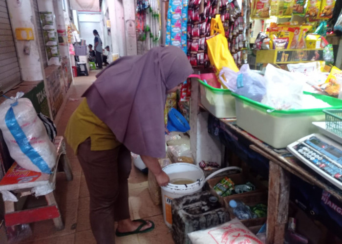 Minyak Goreng Merek Minyak Kita Kosong di Kota Purwokerto, Pedagang Pasar Manis : Sudah 2 Minggu. 