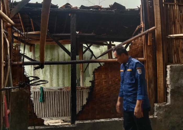 Arang Tungku Kayu Tak Tuntas Dimatikan, Dapur Milik Warga Bantarpanjang, Cilacap Terbakar