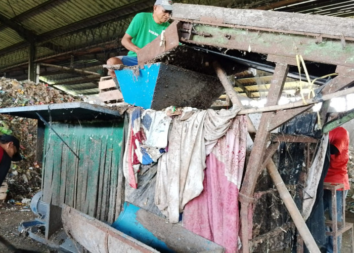 Libur Tahun Baru, TPST Sumpiuh Tetap Operasional Meski Kekurangan Karyawan Pemilah