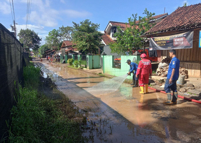 Damkar Bersihkan Lumpur di Jalan Desa Cibeunying, Majenang untuk Lancarkan Akses Evakuasi