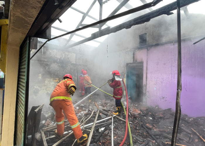 Api Muncul dari Garasi, Rumah dan Warung Makan Padang di Kembaran Banyumas Terbakar