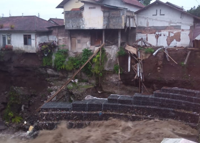 Penanganan 1 Rumah Terancam Akibat Tebing Longsor Sungai Pelus, Kepala BPBD : Sudah Dikoordinasikan 