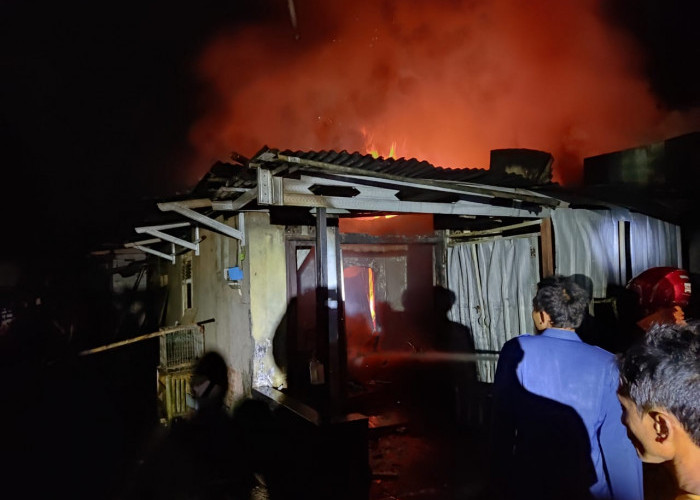 Dini Hari Tadi, Sebuah Rumah Terbakar di Desa Tambaksari Kidul Kembaran