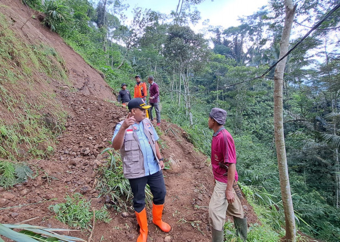 Lima KK dengan Jumlah 18 Jiwa Terisolir, Akibat Tanah Longsor di Desa Jingkang