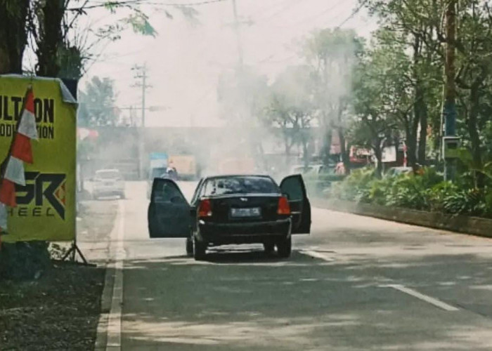 Mobil Sedan Hitam Terbakar di Karangpucung Purwokerto