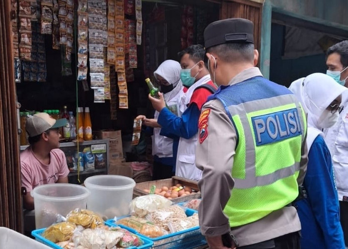 Petugas Gabungan Temukan Makanan Kedaluwarsa Dijual di Pasar Kalibening