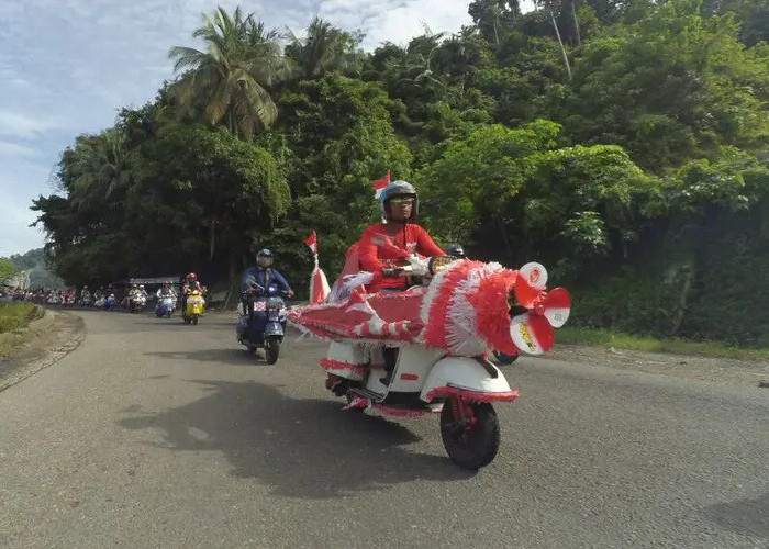  Tips Aman Berkendara Motor Listrik saat Pawai HUT RI