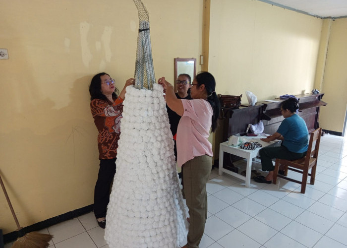 Pesan Kesederhanaan dari Pohon Natal Kantong Plastik Putih Dibentuk Bunga dI GKJ Banyumas