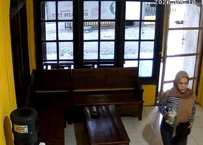 Wanita Diduga Gasak Uang di Rumah Pertuni Banyumas, Aksi Terekam CCTV