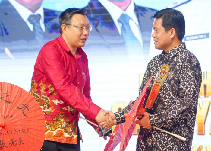 Rektor UMP Raih Penghargaan Cahaya Puhua sebagai Tokoh Multikultural