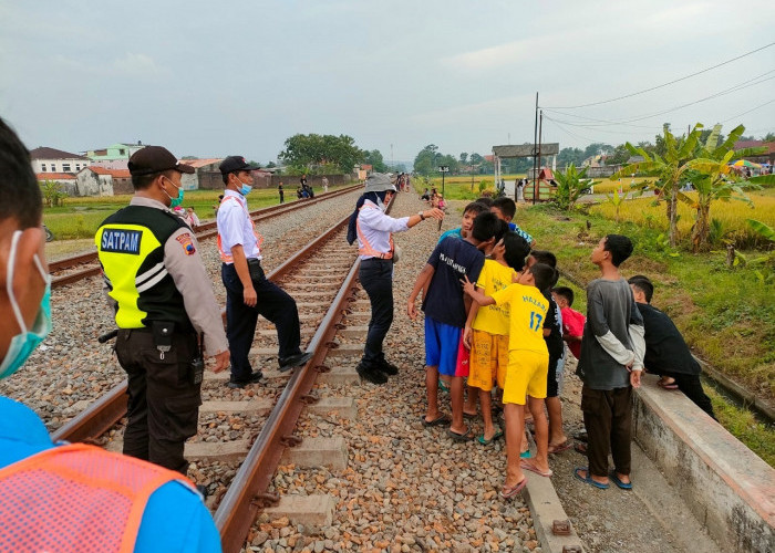 Frekuensi Perjalanan KA Meningkat, Daop 5 Purwokerto Halau Masyarakat yang Bermain di Pinggir Rel