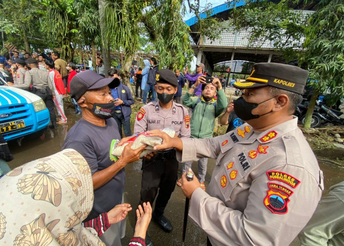 Baksos Serentak Se Polda Jawa Tengah, Polres Purbalingga Bagikan Beras dan Sayuran