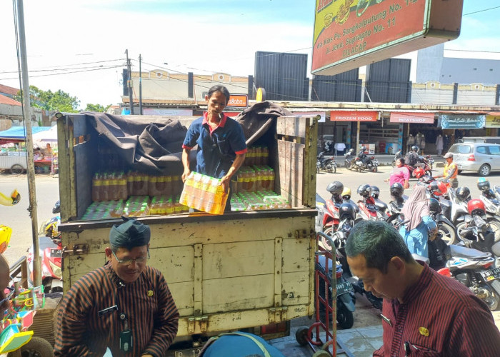 2 Pasar Rakyat di Cilacap dapat Alokasi Minyak Goreng MinyakKita 5760 liter.