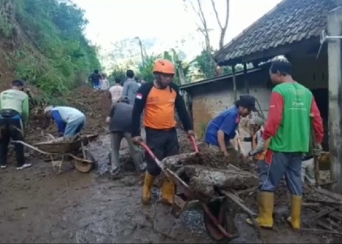 Material Longsor di Desa Sirau Mulai Dibersihkan