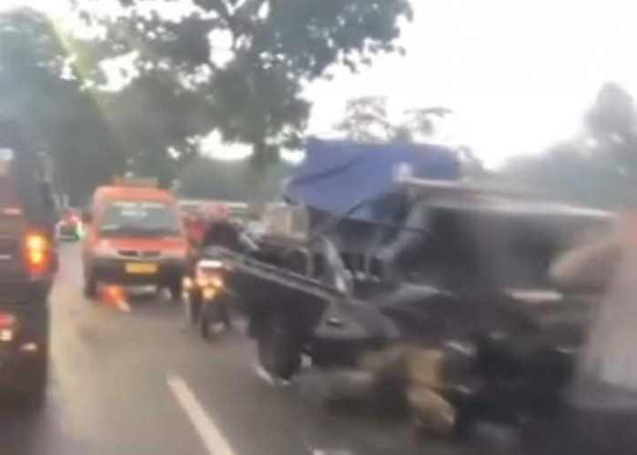 Salip Truk Terparkir, Dua Mobil Pikap Adu Banteng di Bobotsari