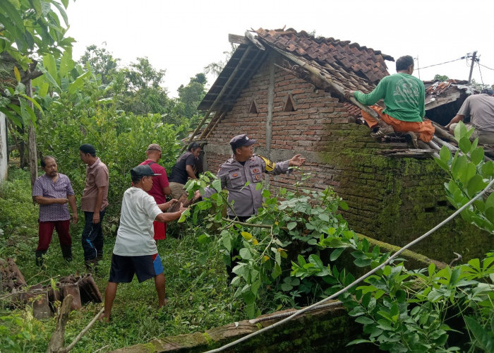 Atap Rumah Warga Bumiagung Ambruk, Kerugian Capai Rp20 Juta