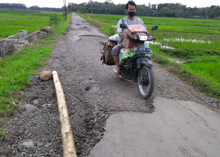 Imbas Genangan Air Luapan Sungai, Jalan Lingkar Selatan Sumpiuh-Tambak Rusak Kian Parah