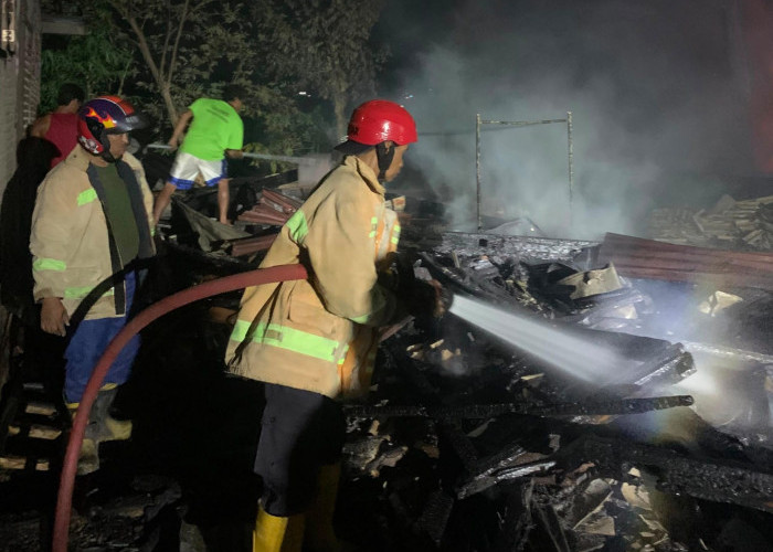 Diduga Korsleting, Rumah Semipermanen di Kroya Cilacap Terbakar