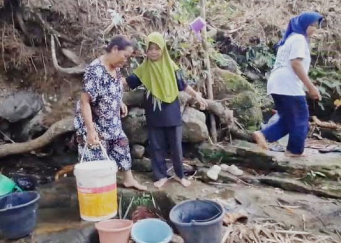 Krisis Air Bersih, Warga Karanggintung Cilacap Rela Berjalan 1 Km Demi Air Bersih