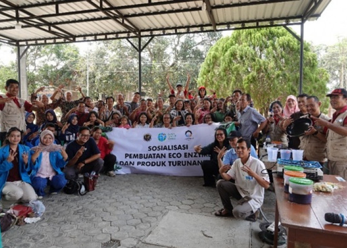 Politeknik Negeri Cilacap Latih Warga Stasi Kawunganten Olah Sampah Dapur Jadi Eco Enzyme dan Kompos