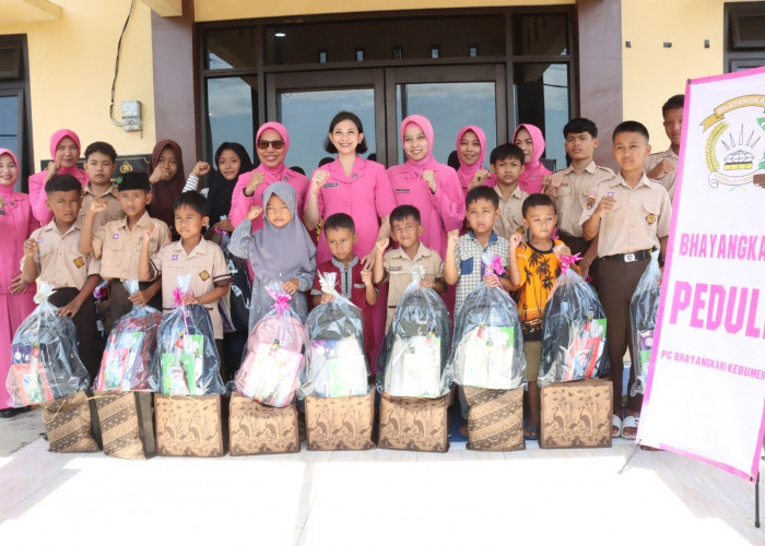 Pelajar Terima Bantuan Peralatan Sekolah