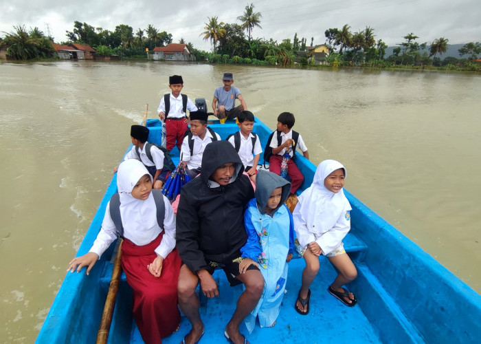 Banjir Rendam Dusun Karag Kroya, Pelajar Terpaksa Terjang Genangan untuk Sekolah