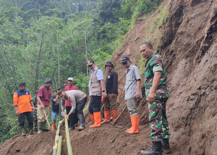 Buka Akses 5 KK yang Terisolir, Jembangan Kayu Akan Dibuat Lokasi Tanah Longsor Desa Jingkang