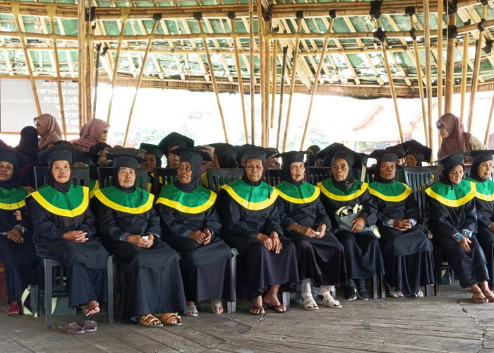 Unik, Dua Sekolah Lansia Mewisuda Puluhan Siswanya